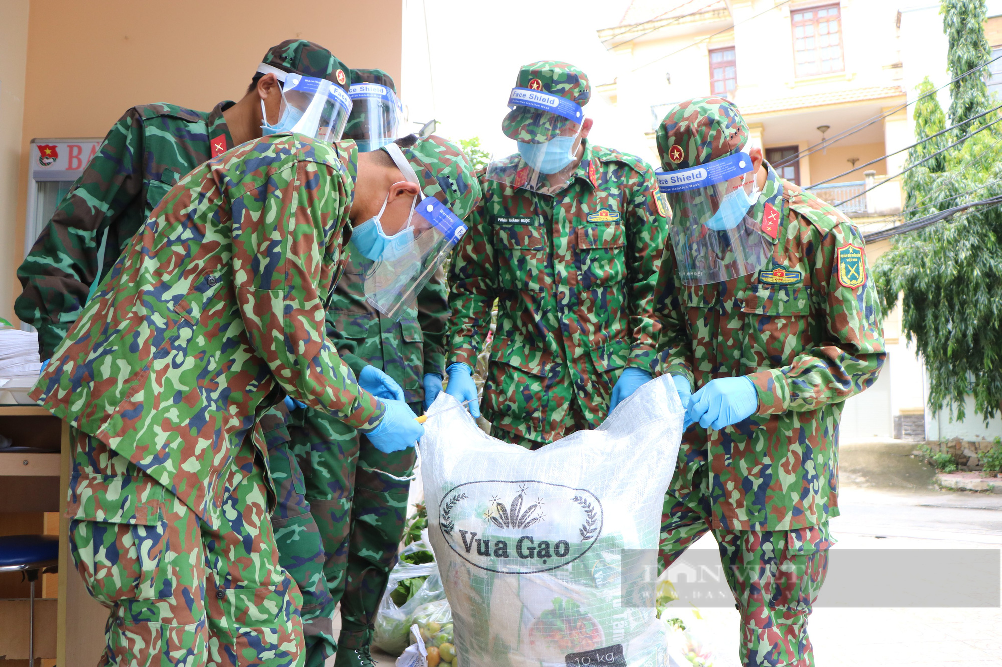 TP.HCM: Ngày đầu ra quân, bộ đội sửa mái nhà, tặng quà và đi chợ hộ - Ảnh 7.