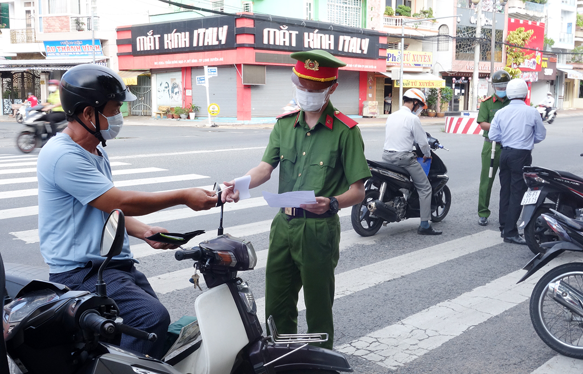 An Giang: Đình chỉ công tác Bí thư- Chủ tịch và Phó Chủ tịch UBND một xã vì để tụ tập đông người - Ảnh 1.