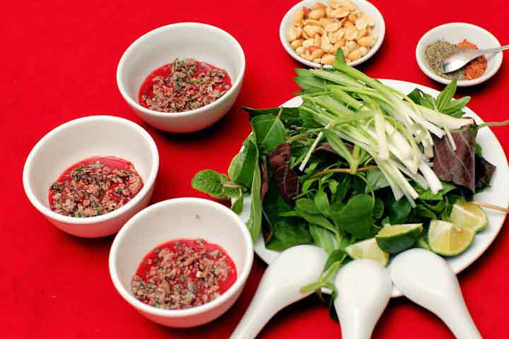 Thịt chó, tiết canh và những đặc sản báo Tây khuyên du khách không nên ăn khi tới Việt Nam - Ảnh 2.
