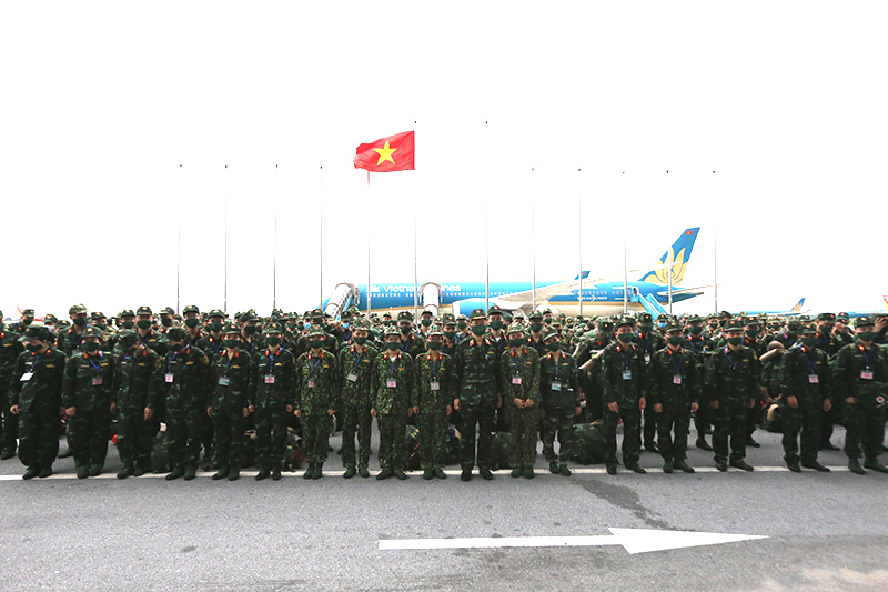 Bộ trưởng Quốc phòng Phan Văn Giang cùng hơn 1000 lính quân y vào TP.HCM - Ảnh 1.