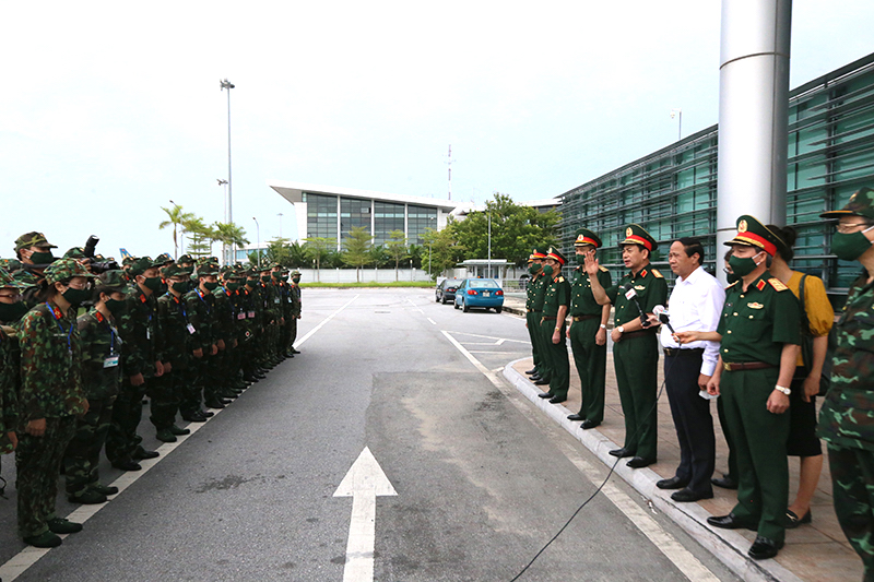Bộ trưởng Quốc phòng Phan Văn Giang cùng hơn 1000 lính quân y vào TP.HCM - Ảnh 2.