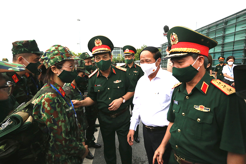 Bộ trưởng Quốc phòng Phan Văn Giang cùng hơn 1000 lính quân y vào TP.HCM - Ảnh 3.