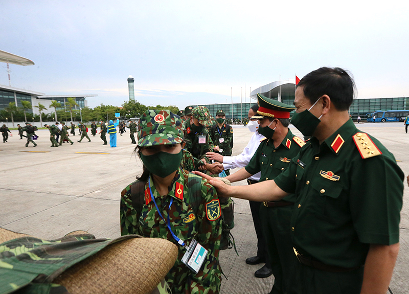 Bộ trưởng Quốc phòng Phan Văn Giang cùng hơn 1000 lính quân y vào TP.HCM - Ảnh 4.
