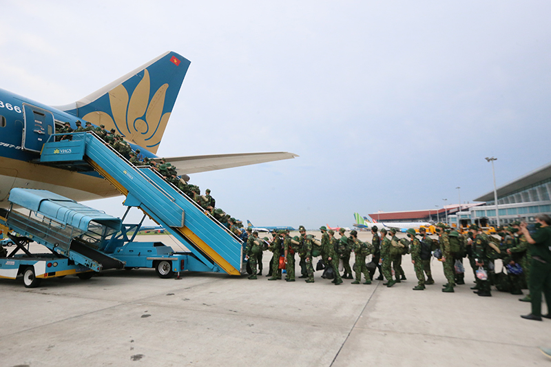 Bộ trưởng Quốc phòng Phan Văn Giang cùng hơn 1000 lính quân y vào TP.HCM - Ảnh 5.