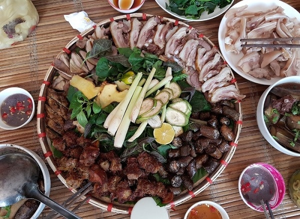 Thịt chó, tiết canh và những đặc sản báo Tây khuyên du khách không nên ăn khi tới Việt Nam - Ảnh 1.