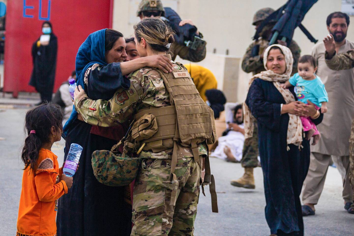 Hành trình &quot;bước qua những xác chết&quot; để tới sân bay Kabul của gia đình 16 người Afghanistan - Ảnh 1.