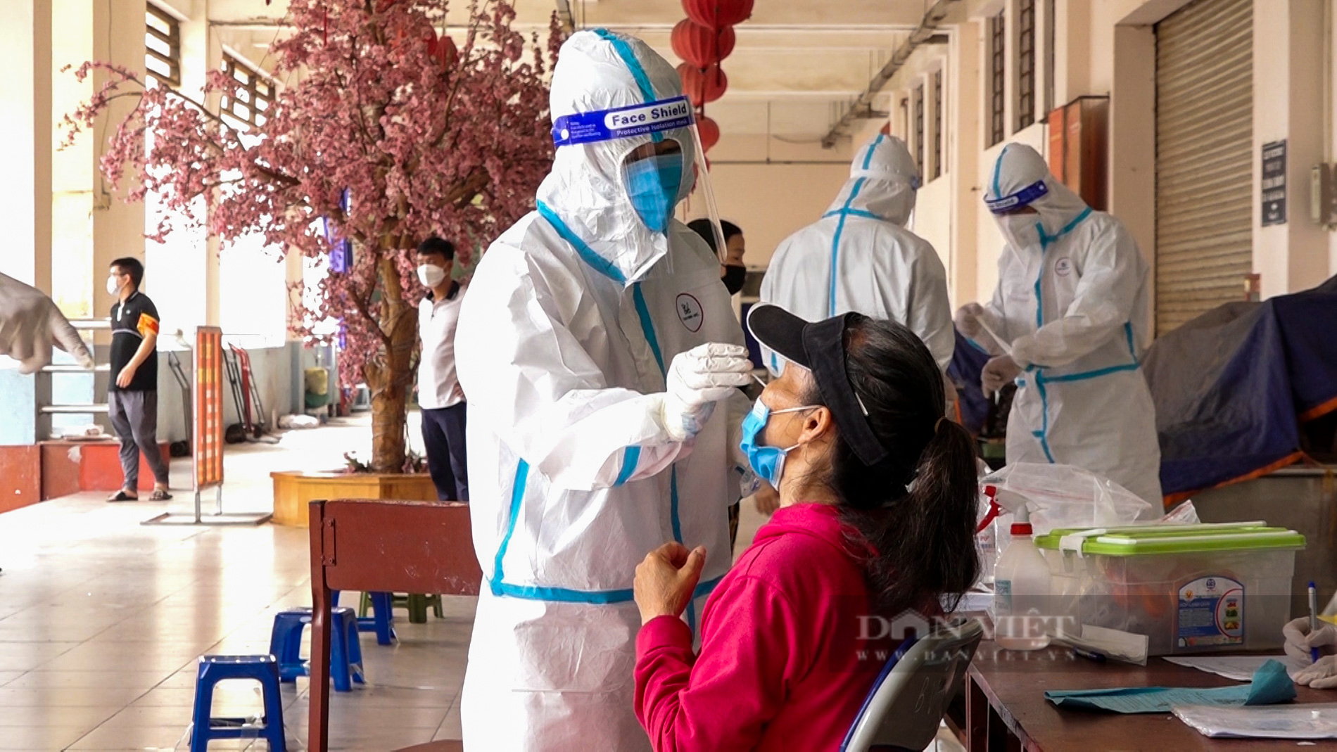 Phong tỏa tạm thời chợ Hà Đồng, khẩn trương lấy mẫu xét nghiệm tiểu thương - Ảnh 4.