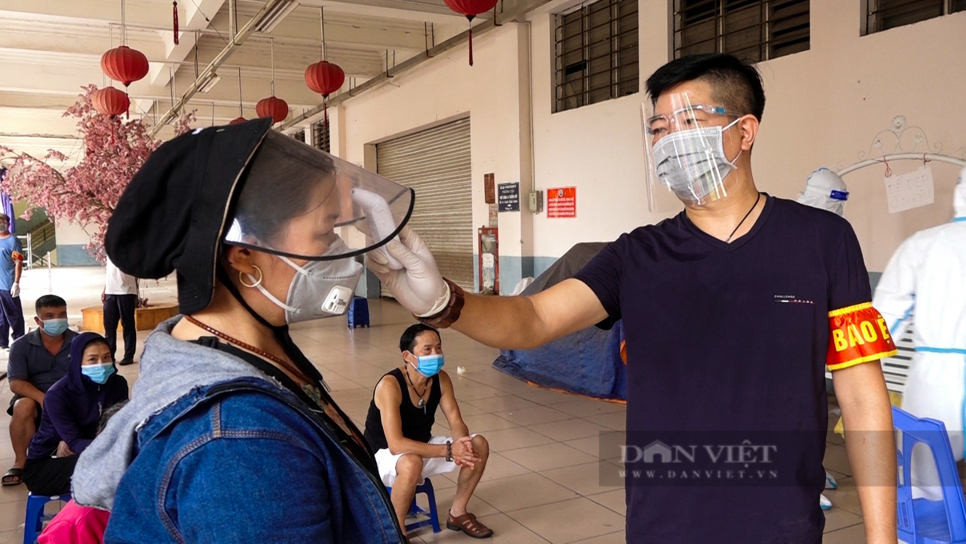 Phong tỏa tạm thời chợ Hà Đồng, khẩn trương lấy mẫu xét nghiệm tiểu thương - Ảnh 5.