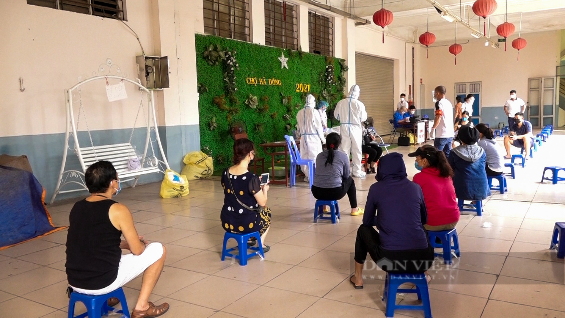 Phong tỏa tạm thời chợ Hà Đồng, khẩn trương lấy mẫu xét nghiệm tiểu thương - Ảnh 6.