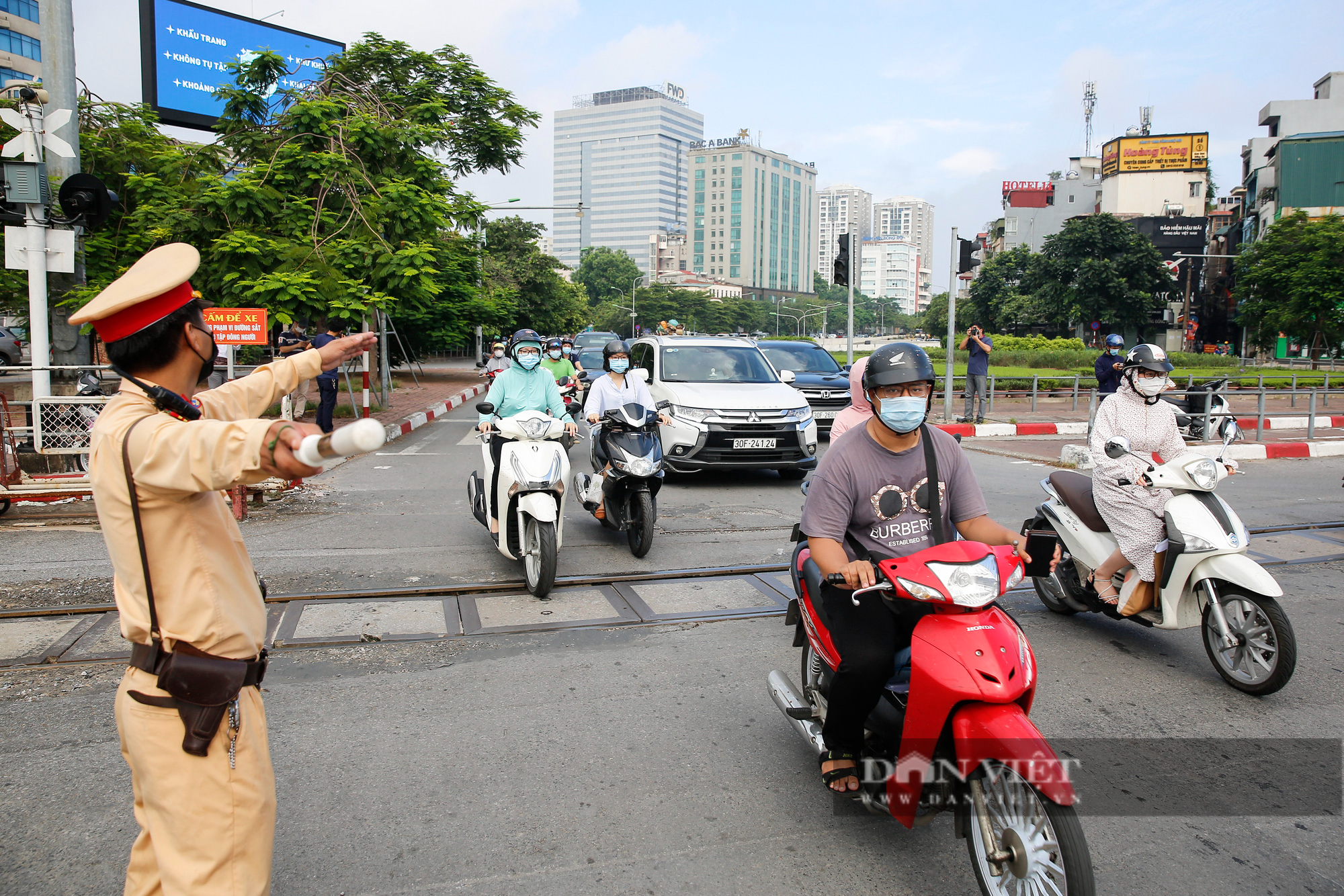 Áp dụng Chỉ thị 16: Sắp tựu trường, ở Hà Nội có được về quê đón con lên học không? - Ảnh 2.