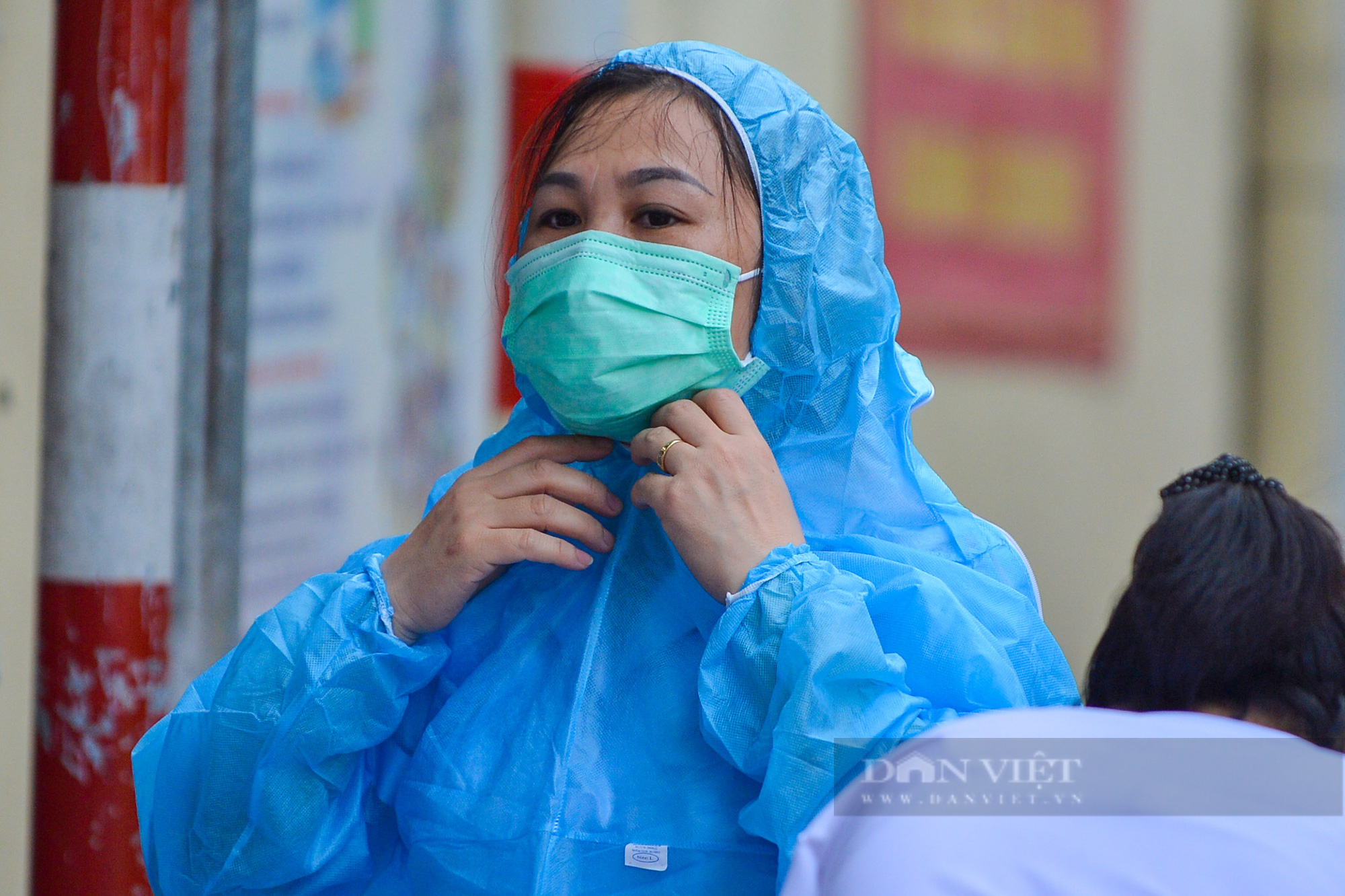 Phong tỏa lấy mẫu xét nghiệm cho 700 hộ dân tại Hà Nội - Ảnh 3.