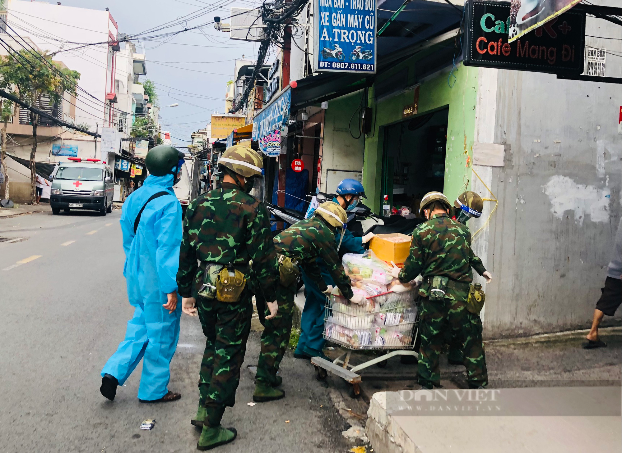 &quot;Xóm F0&quot; hạnh phúc khi được&quot;lính cụ Hồ&quot; tới tặng nhu yếu phẩm, động viên tinh thần mùa dịch - Ảnh 5.