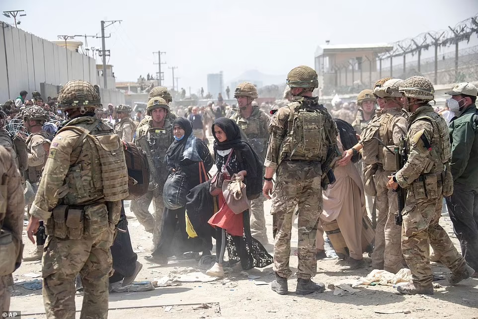 Cuộc đột kích của đặc nhiệm Anh vào sào huyệt Taliban để cứu 20 đồng đội - Ảnh 2.