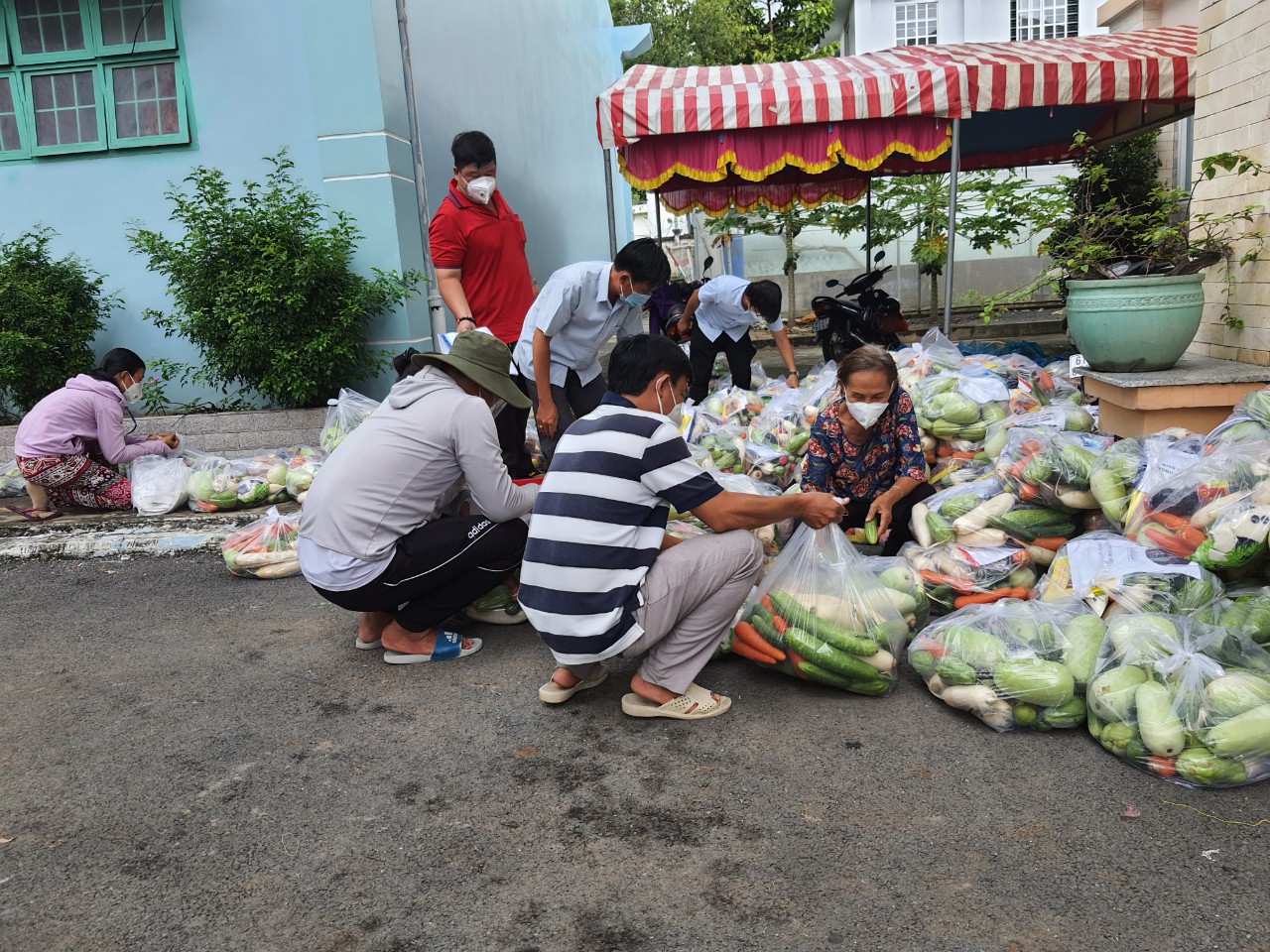 Bộ đội hỗ trợ vận chuyển, đóng gói gạo để đưa đến tận nhà cho người dân ở Bình Dương bị “khoá chặt”  - Ảnh 7.