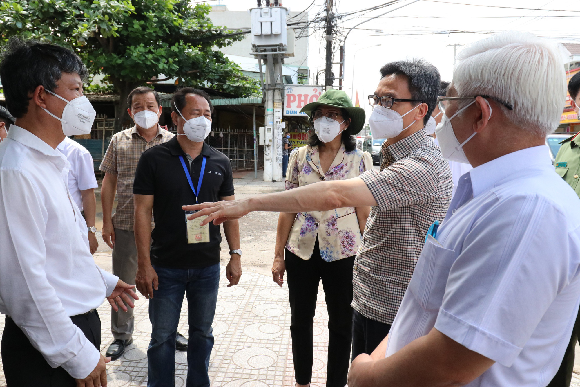 Phó Thủ tướng Vũ Đức Đam kiểm tra công tác chống dịch tại các khu vực “khoá chặt” của Bình Dương - Ảnh 2.