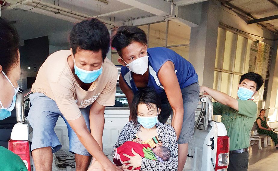 Kiên Giang: Tổ tuần tra phòng, chống dịch kịp thời hỗ trợ sản phụ sinh con tại nhà bị mất máu đi cấp cứu - Ảnh 1.