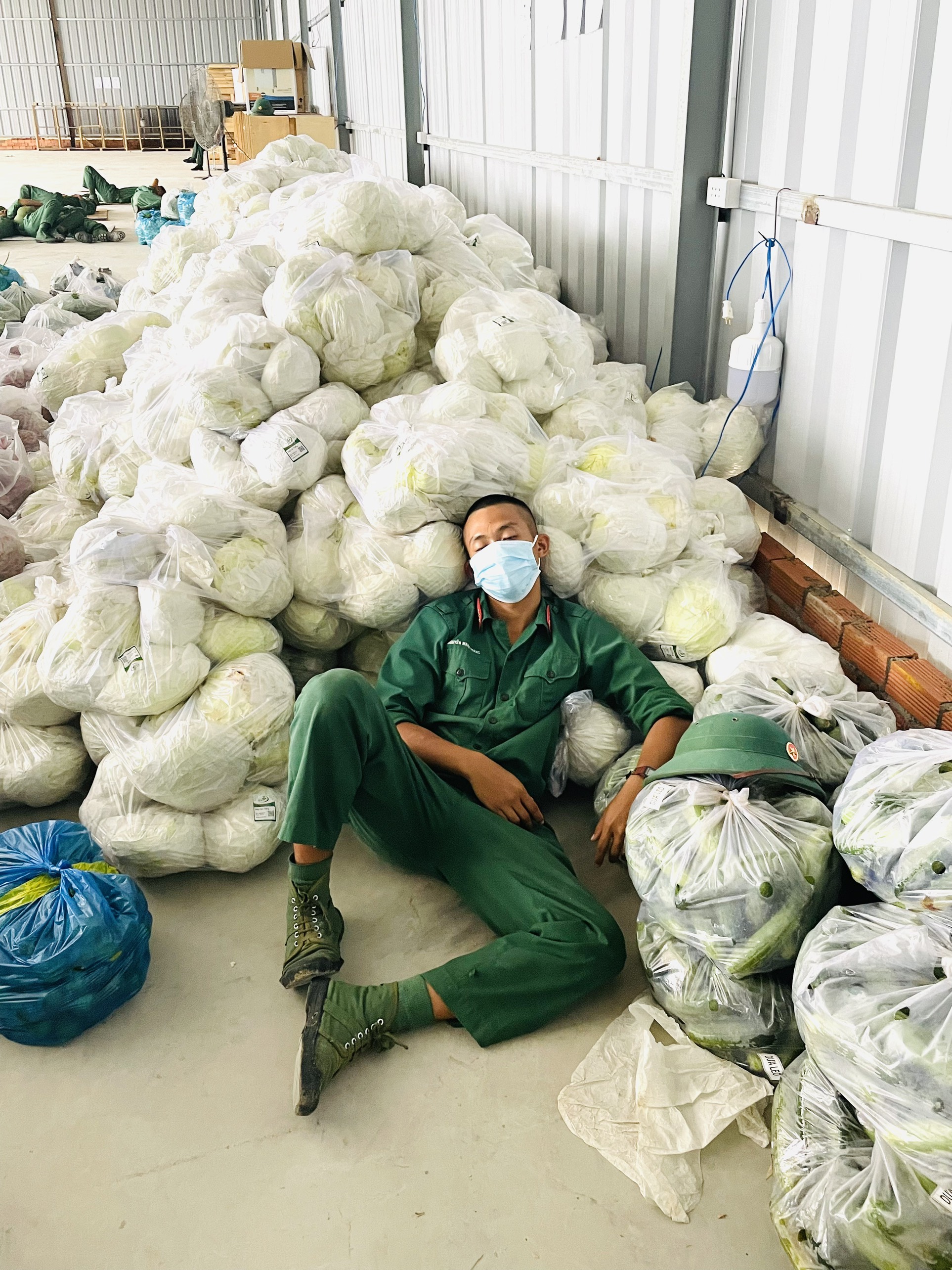 Bộ đội hỗ trợ vận chuyển, đóng gói gạo để đưa đến tận nhà cho người dân ở Bình Dương bị “khoá chặt”  - Ảnh 8.
