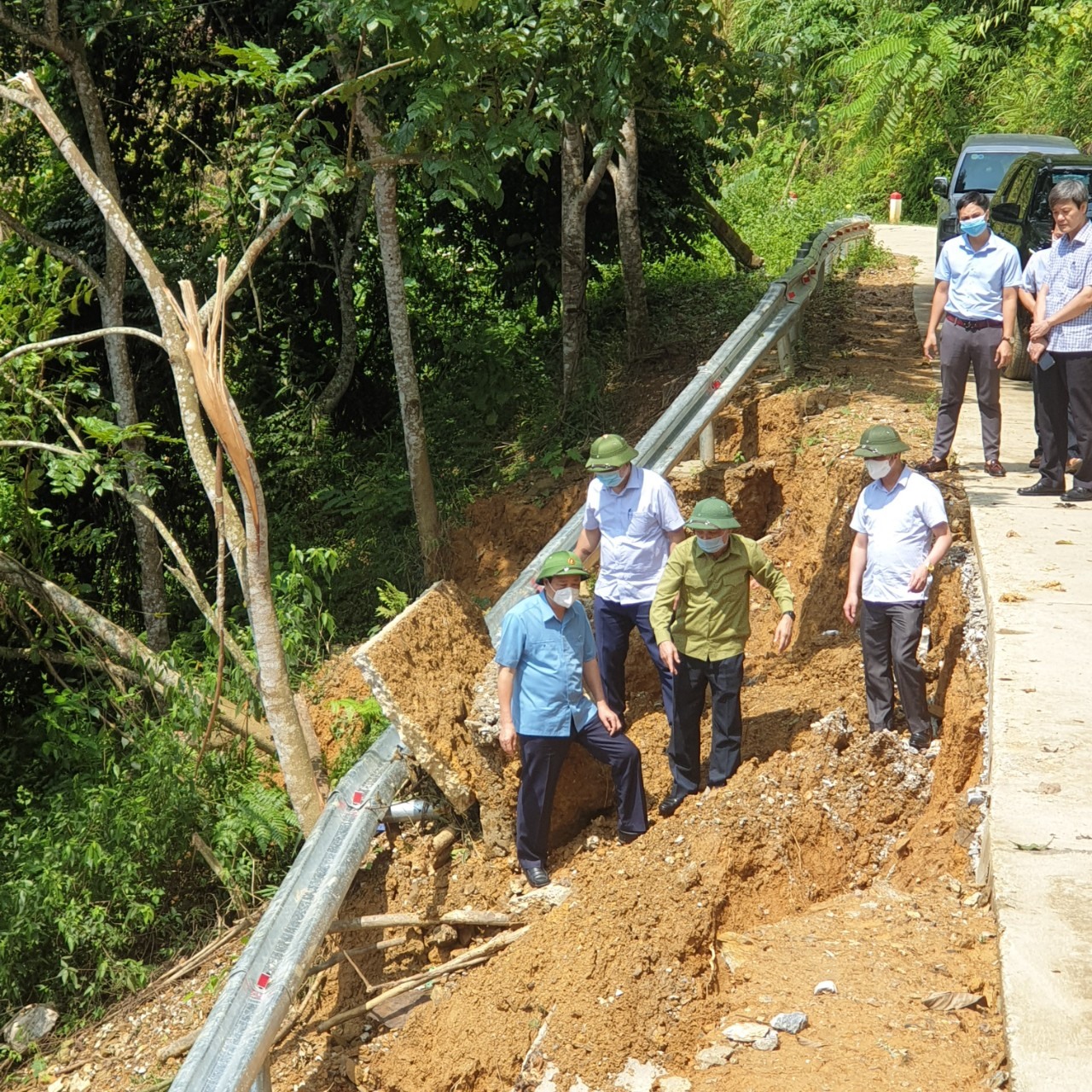 Tuyên Quang: Sạt lở đất khiến 3 người con trong một gia đình thiệt mạng, khẩn cấp cắm biển cảnh báo - Ảnh 2.