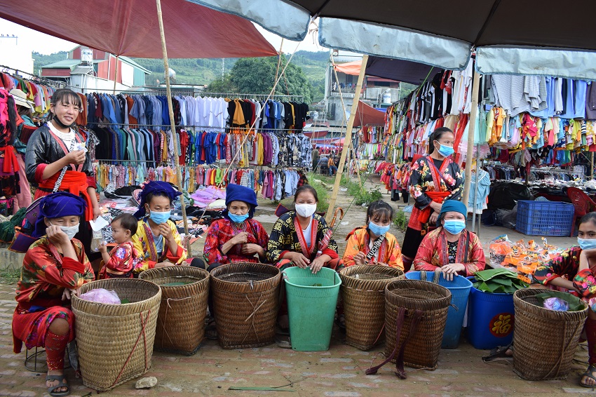 Điện Biên: Mặc dịch Covid, chợ phiên tại thị trấn Tủa Chùa vẫn nhộn nhịp đông vui - Ảnh 1.