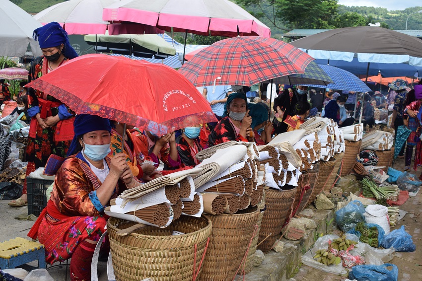 Điện Biên: Mặc dịch Covid, chợ phiên tại thị trấn Tủa Chùa vẫn nhộn nhịp đông vui - Ảnh 2.