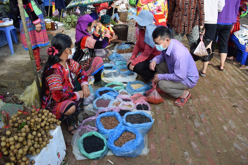 Điện Biên: Mặc dịch Covid, chợ phiên tại thị trấn Tủa Chùa vẫn nhộn nhịp đông vui - Ảnh 3.