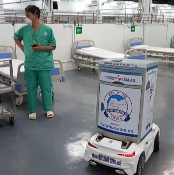 Sử dụng Robot phục vụ điều trị bệnh nhân Covid-19 nặng - Ảnh 3.