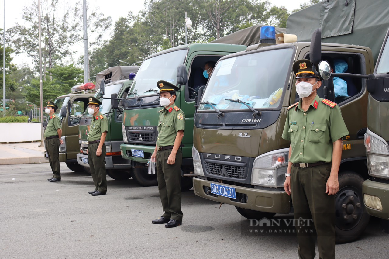 Công an tỉnh Đồng Nai lập quầy hàng 0 đồng hỗ trợ người dân vùng phong toả - Ảnh 1.