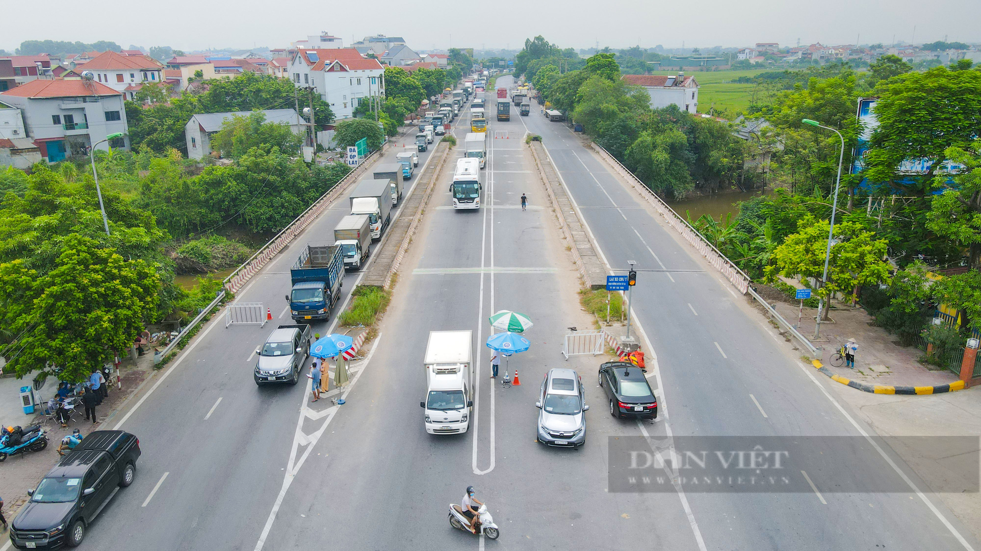 Hàng trăm phương tiện xếp hàng tại chốt kiểm dịch giáp ranh Hà Nội và Vĩnh Phúc - Ảnh 2.