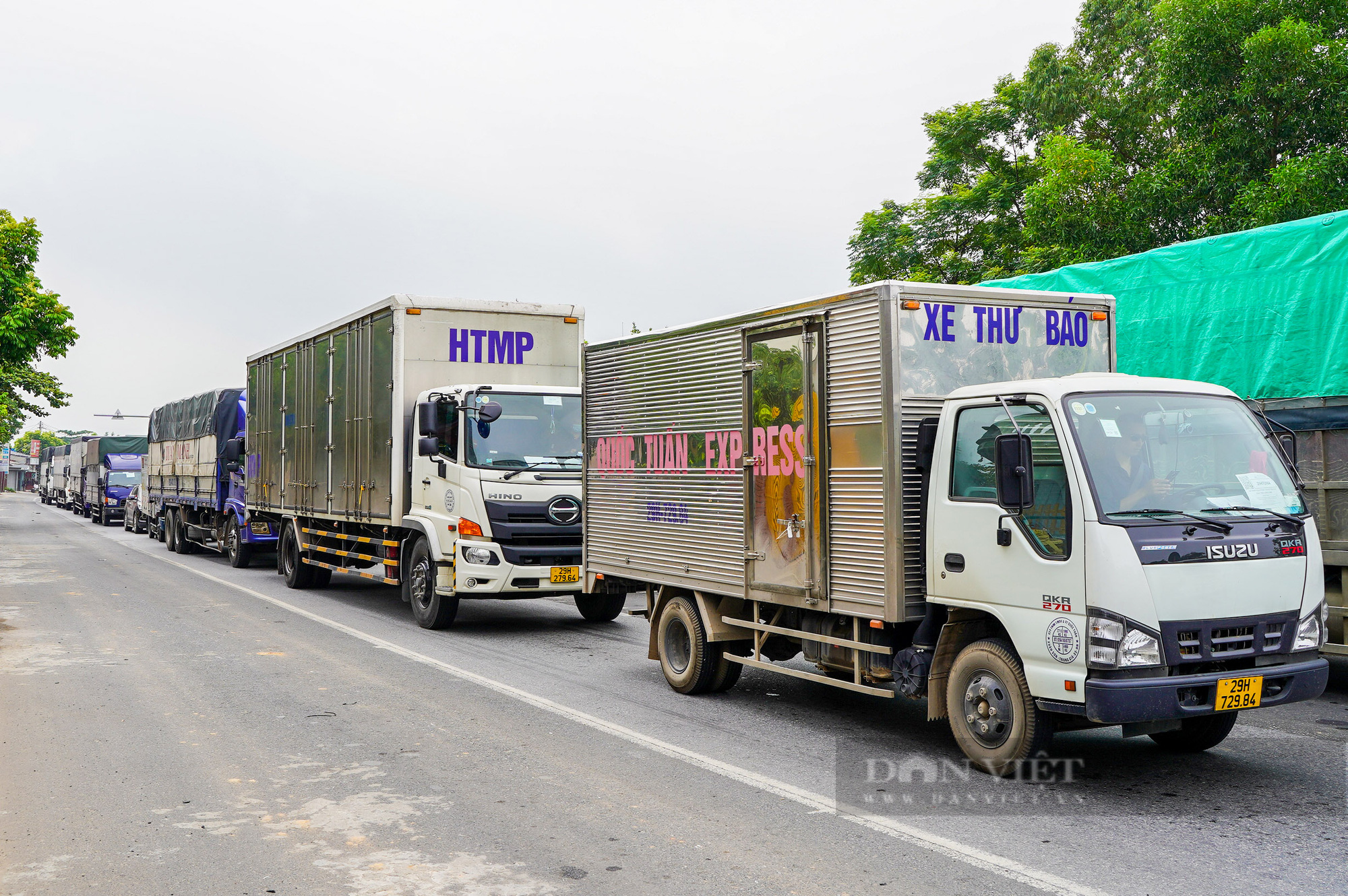 Hàng trăm phương tiện xếp hàng tại chốt kiểm dịch giáp ranh Hà Nội và Vĩnh Phúc - Ảnh 9.