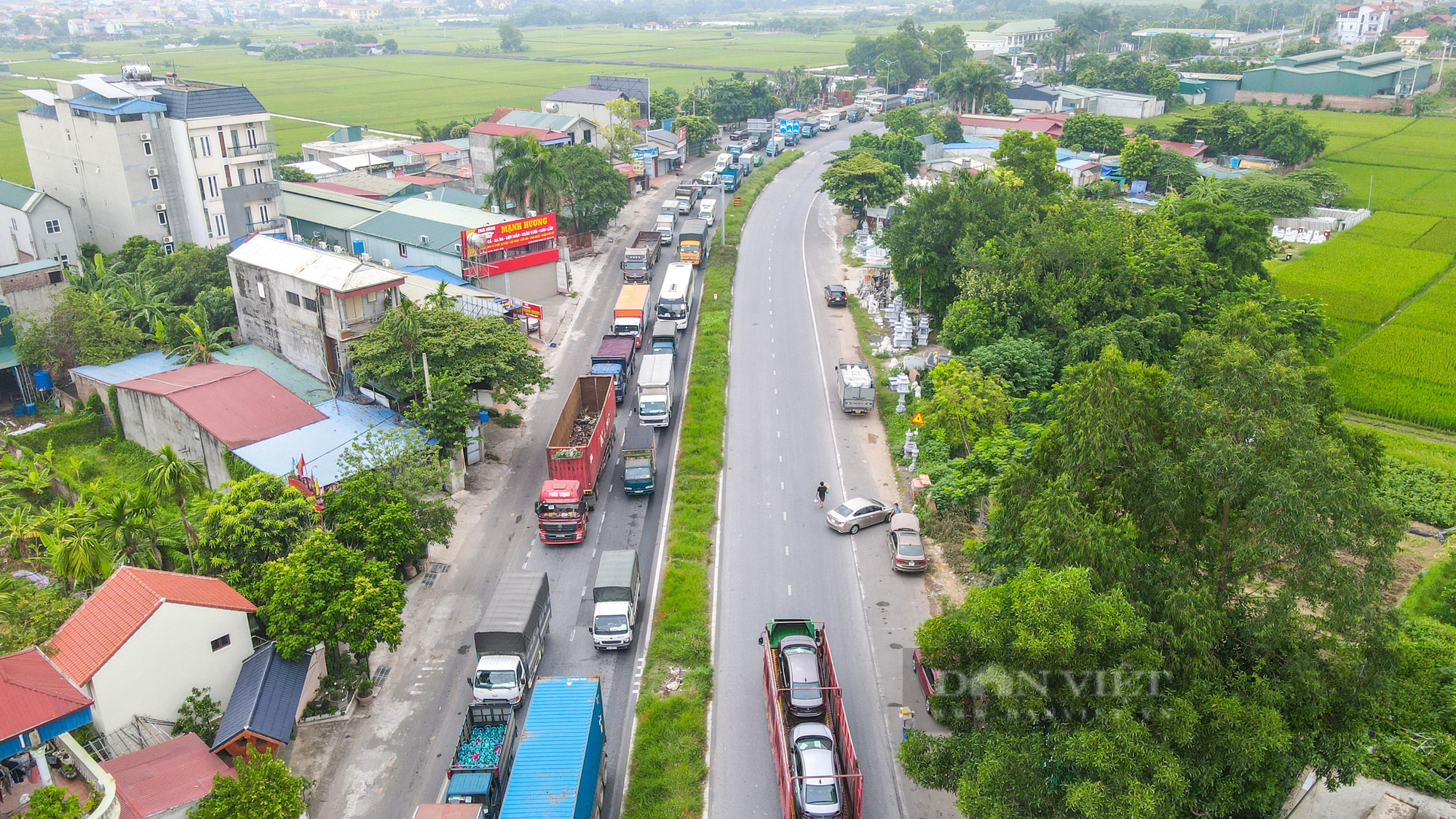 Hàng trăm phương tiện xếp hàng tại chốt kiểm dịch giáp ranh Hà Nội và Vĩnh Phúc - Ảnh 10.