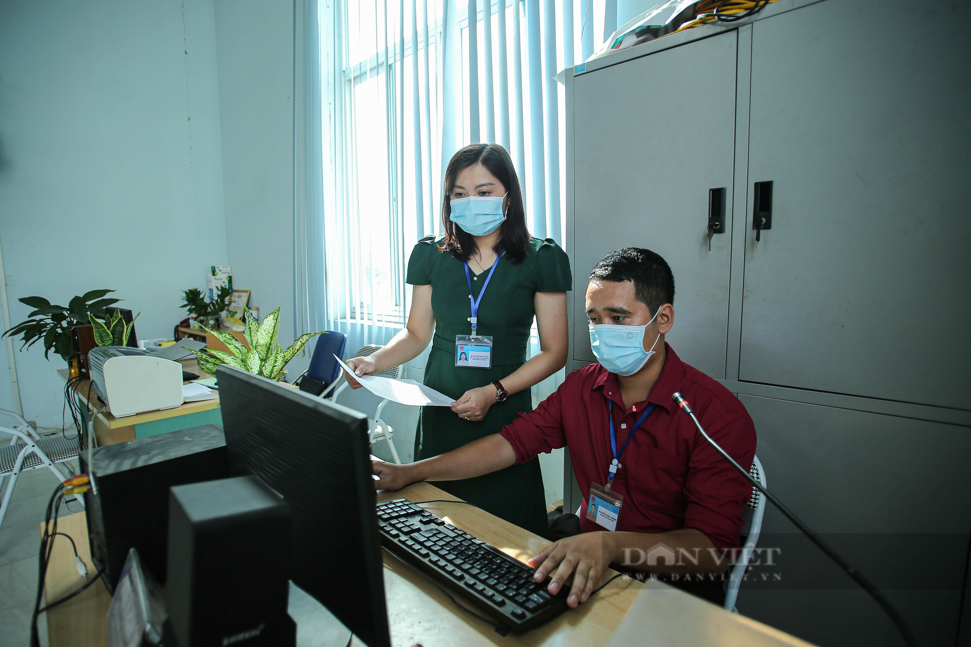 Những bóng hồng &quot;loa phường&quot; thầm lặng trong cuộc chiến chống Covid-19 trên địa bàn Hà Nội - Ảnh 1.