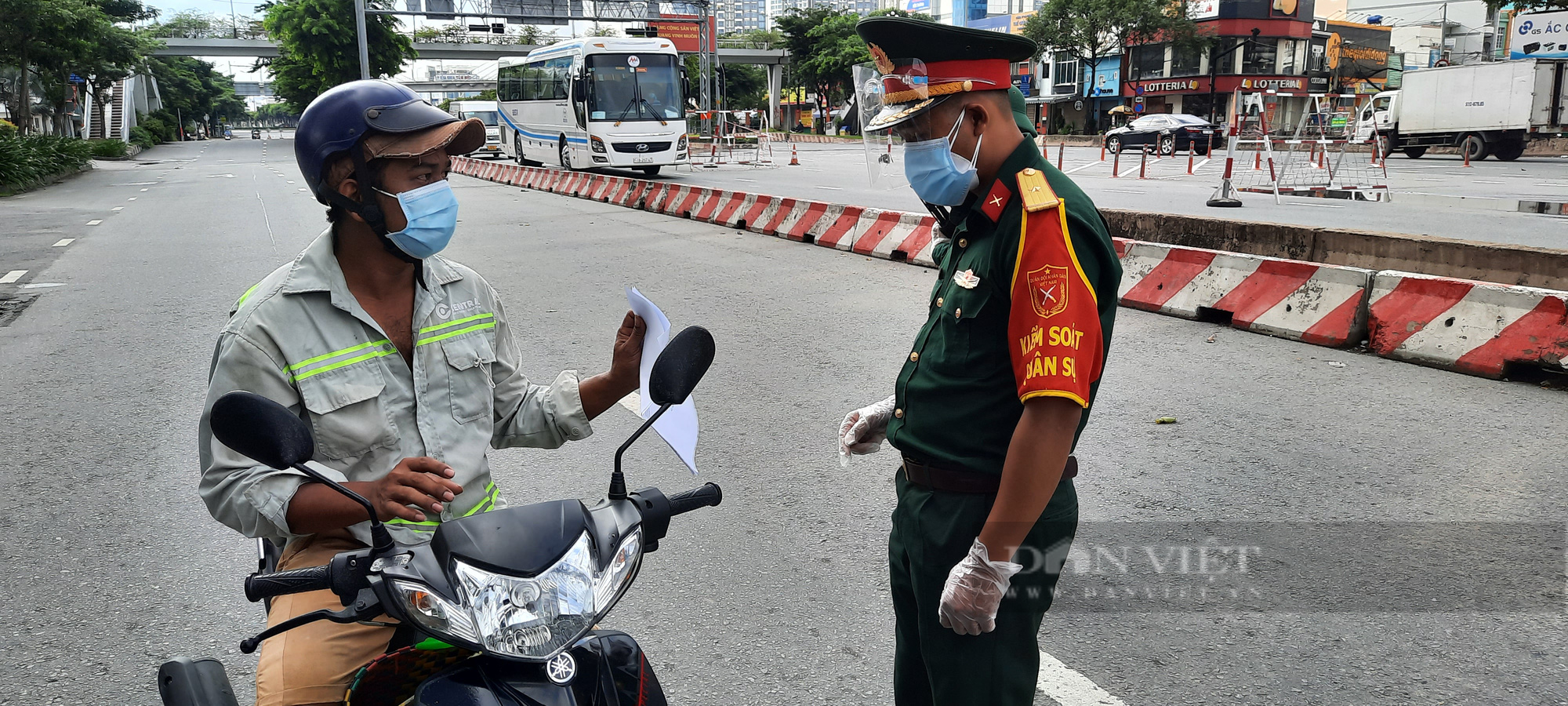 TP.HCM: Vì sao Công an TP cắt giảm số lượng lớn giấy đi đường? - Ảnh 1.