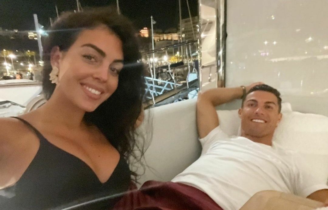 Bạn gái Ronaldo khoe vóc dáng cực kỳ gợi cảm với bikini nhỏ xíu tại bể bơi - Ảnh 2.