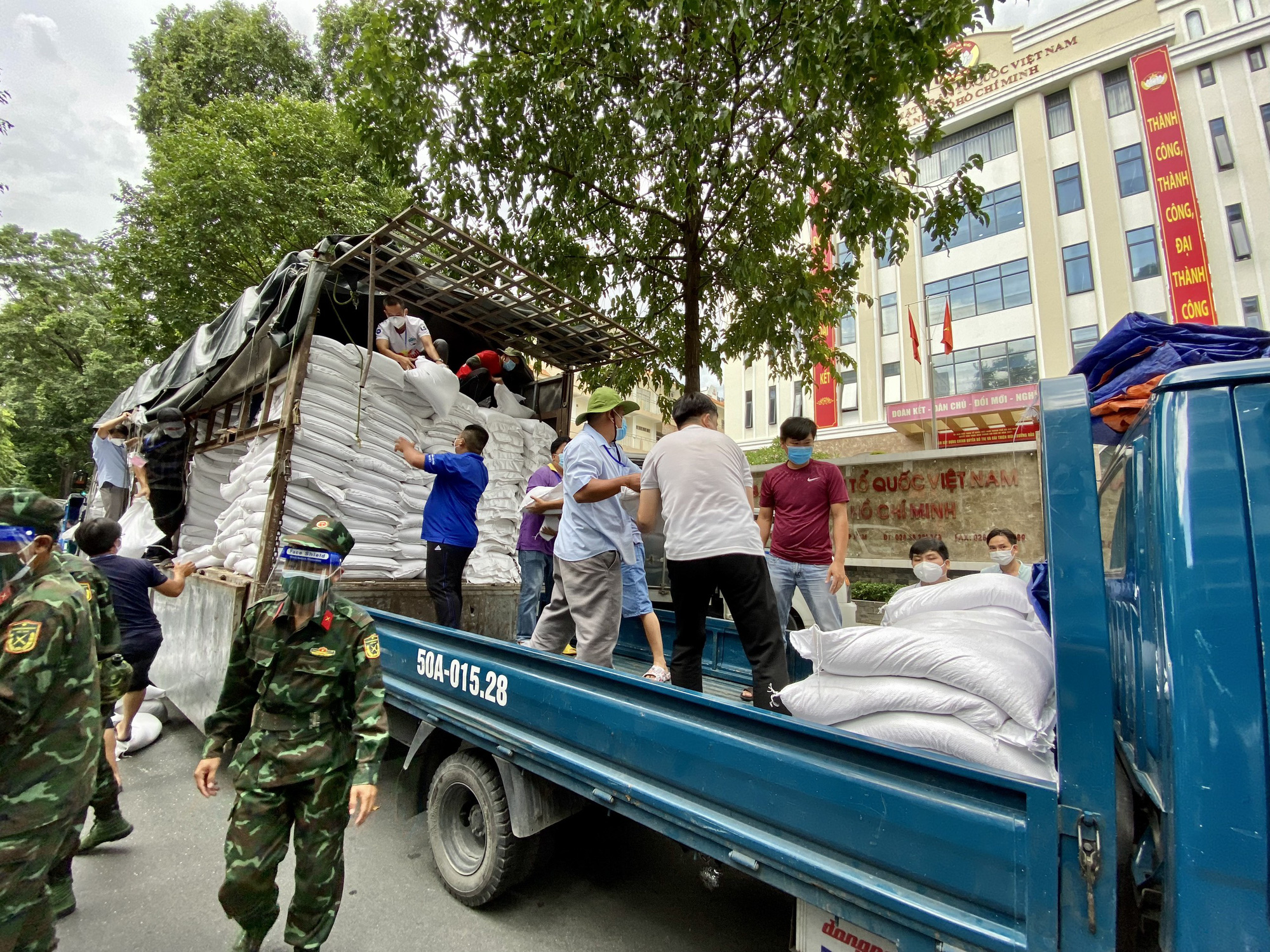 FPT phối hợp cùng quỹ Hy vọng nhanh chóng triển khai chương trình túi gạo nghĩa tình.jpg