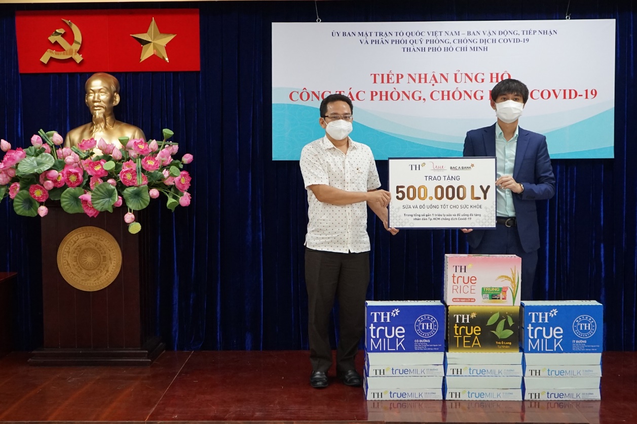 Tập đoàn TH tặng 500.000 ly sữa tươi và đồ uống cho người dân TP HCM - Ảnh 1.