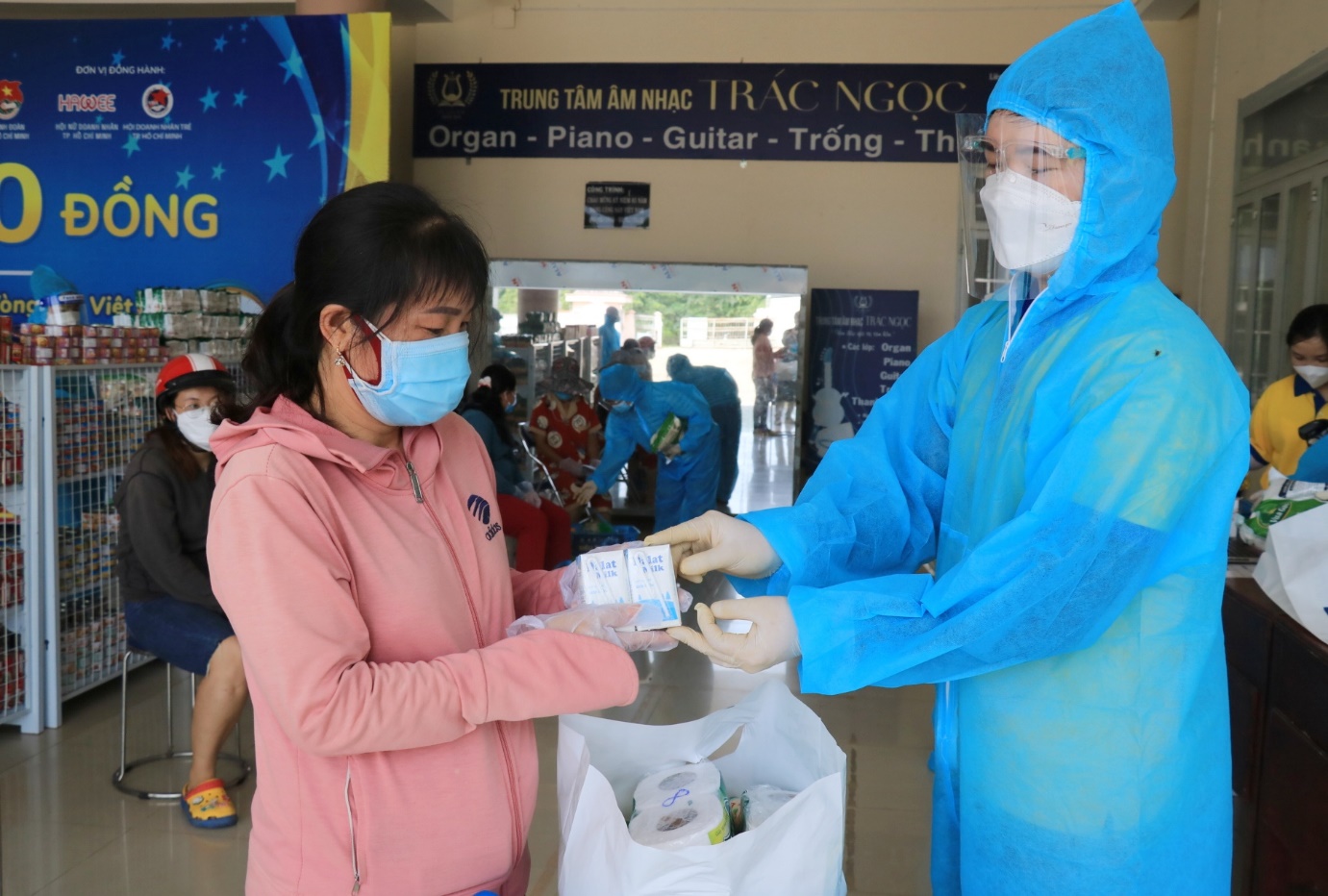 Tập đoàn TH tặng 500.000 ly sữa tươi và đồ uống cho người dân TP HCM - Ảnh 3.