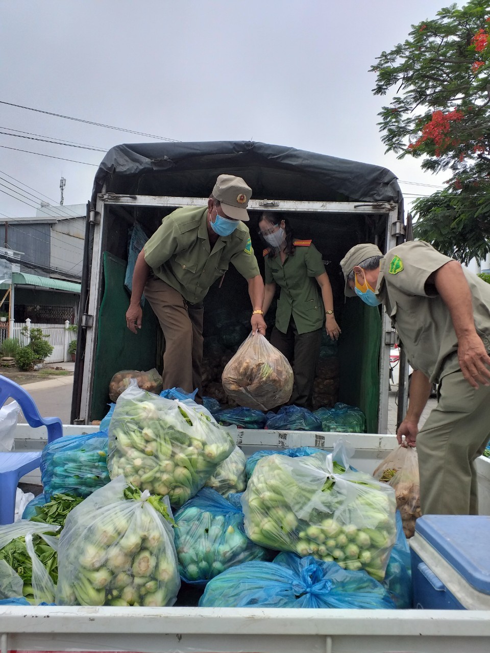 Công an An Giang tiếp tục trao gần 250 tấn lương thực cho người dân khó khăn trong tỉnh - Ảnh 8.