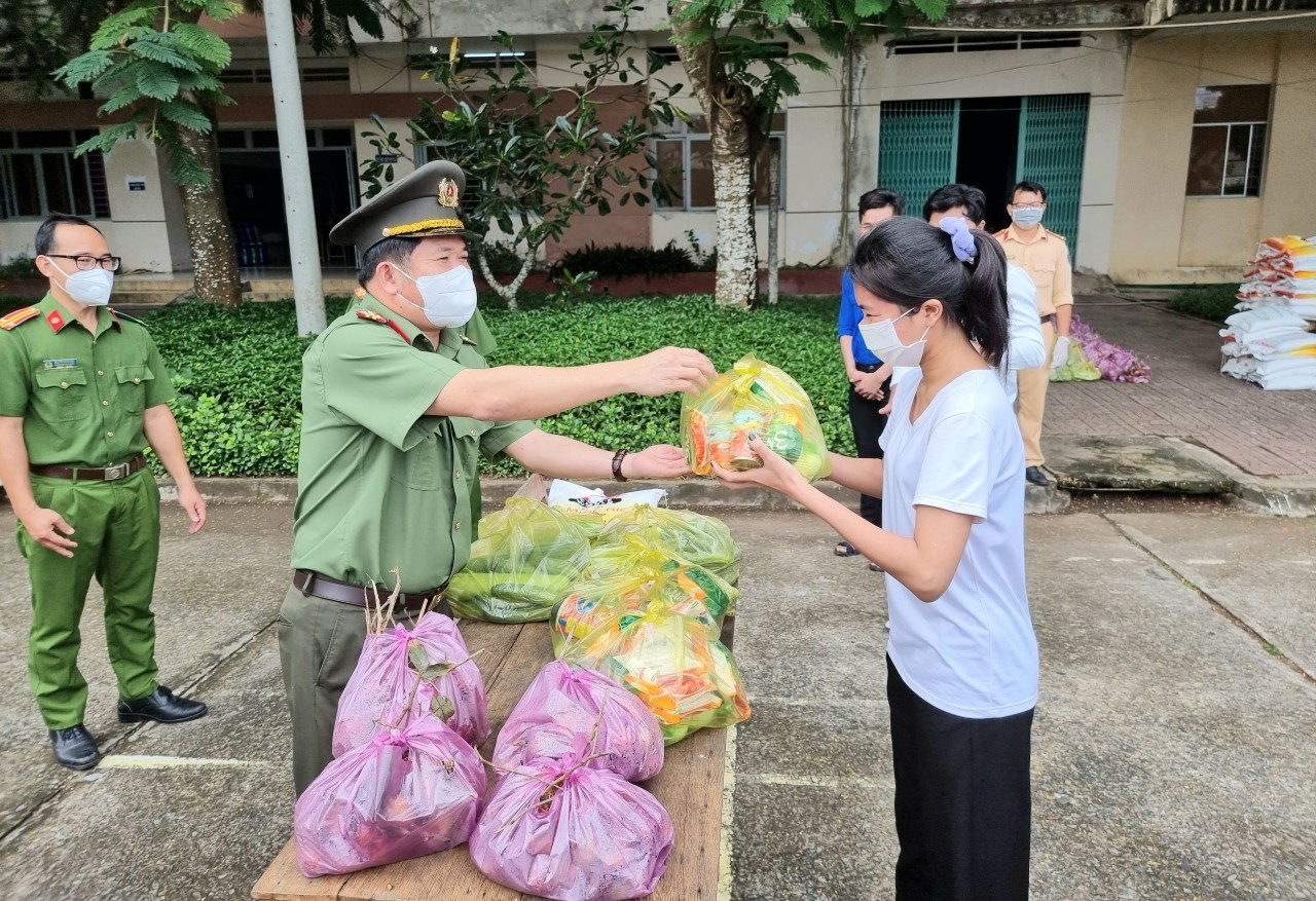 Công an An Giang tiếp tục trao gần 250 tấn lương thực cho người dân khó khăn trong tỉnh - Ảnh 3.