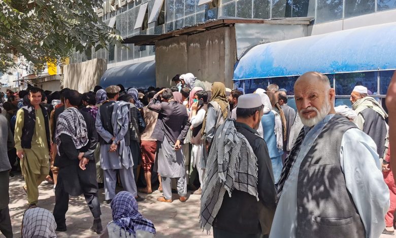 Tình hình Afghanistan: Ngân hàng mở cửa trở lại, người dân chờ nhiều tiếng đồng hồ vẫn không thể rút tiền - Ảnh 1.