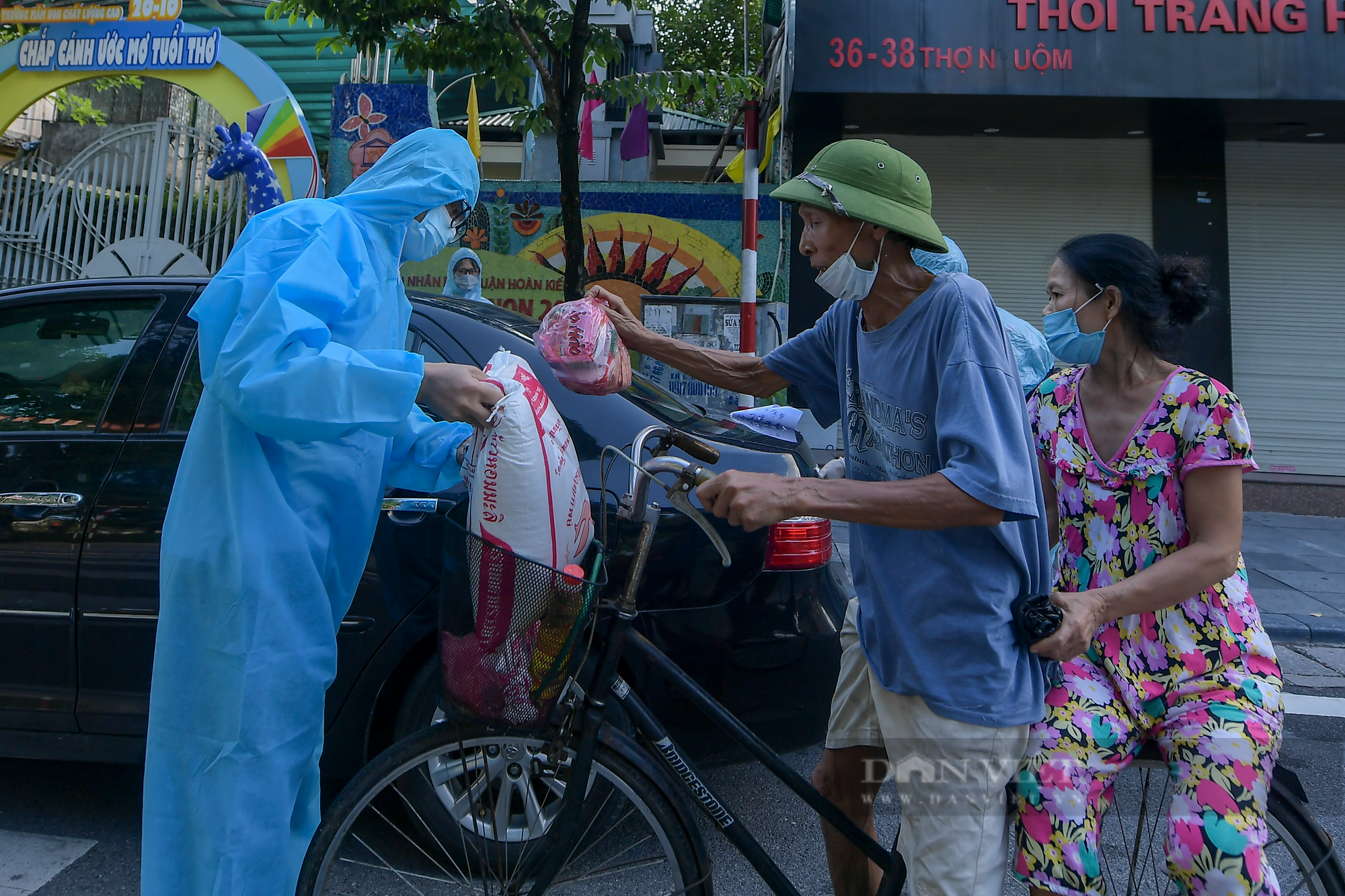 Hà Nội: Hàng trăm món quà ấm tình đến với người khiếm thị trong mùa dịch Covid-19 - Ảnh 9.