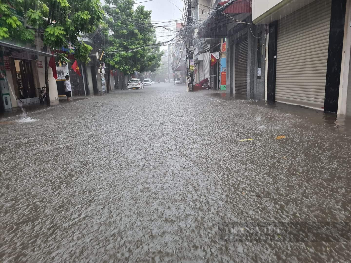 Nội thành Hải Phòng biến thành sông sau trận mưa lớn - Ảnh 1.