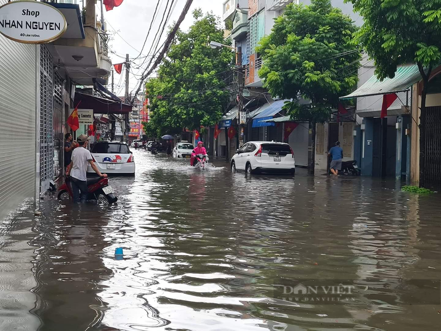 Nội thành Hải Phòng biến thành sông sau trận mưa lớn - Ảnh 2.