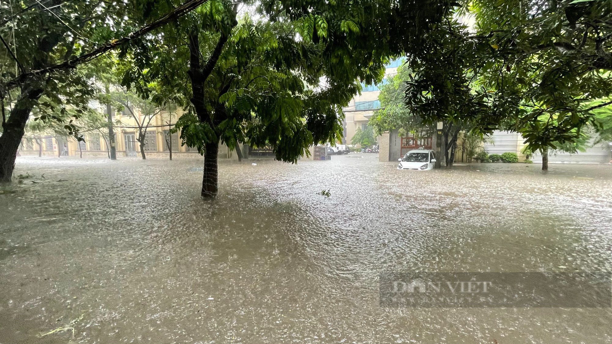 Nội thành Hải Phòng biến thành sông sau trận mưa lớn - Ảnh 4.