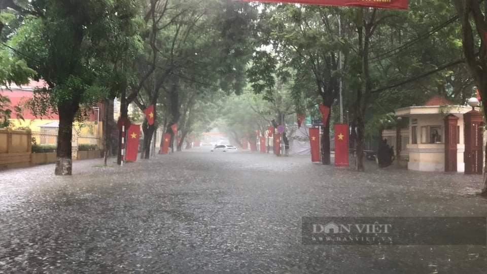 Nội thành Hải Phòng biến thành sông sau trận mưa lớn - Ảnh 5.