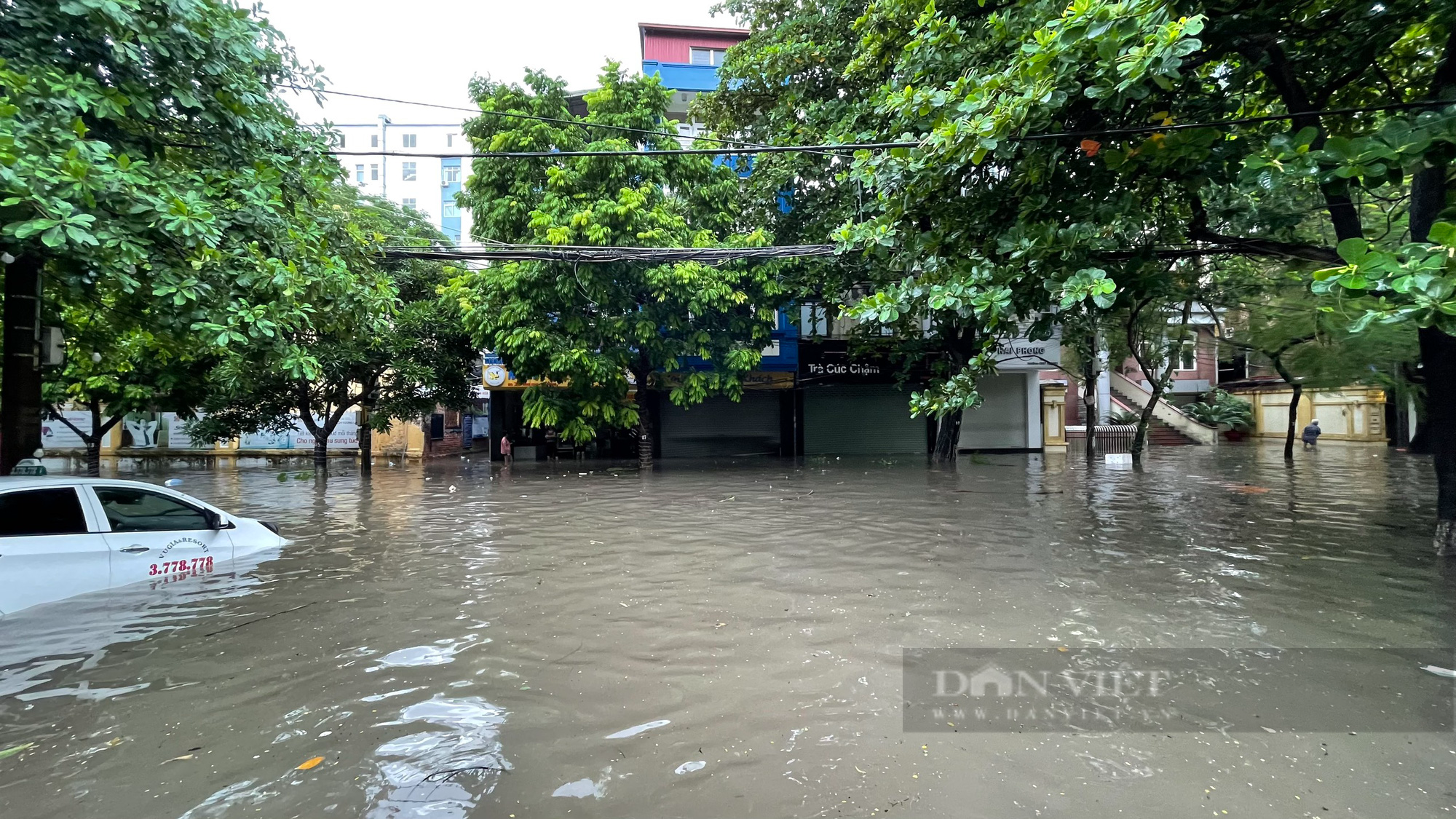 Nội thành Hải Phòng biến thành sông sau trận mưa lớn - Ảnh 7.