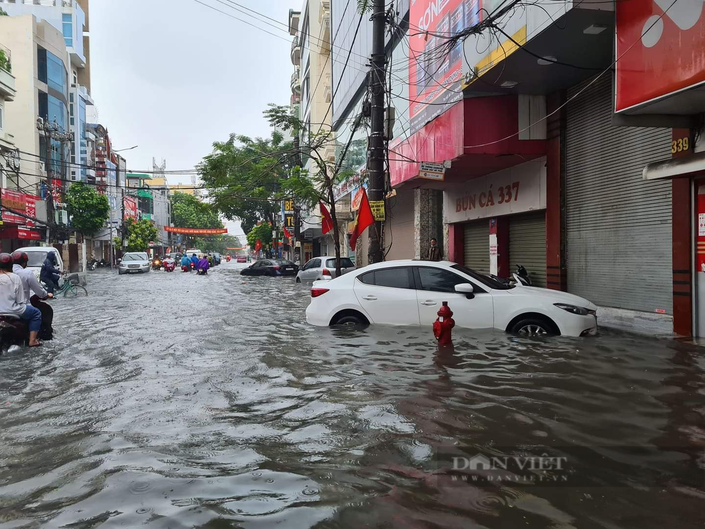 Nội thành Hải Phòng biến thành sông sau trận mưa lớn - Ảnh 8.