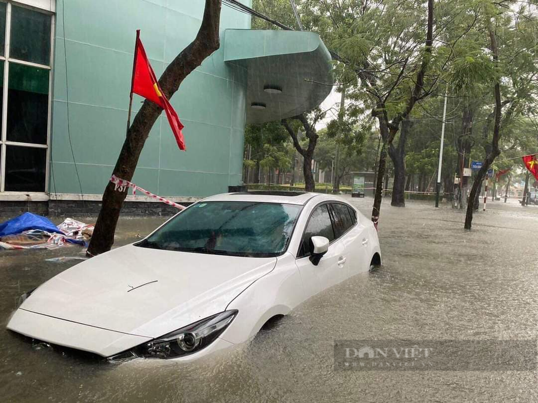 Nội thành Hải Phòng biến thành sông sau trận mưa lớn - Ảnh 9.