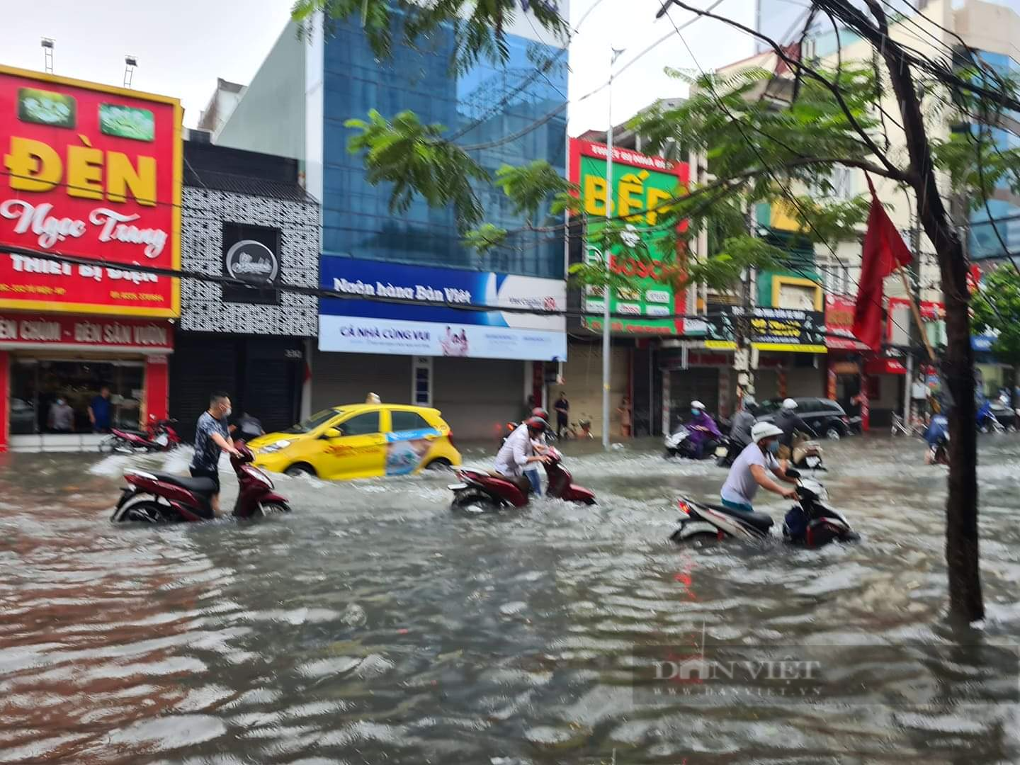 Nội thành Hải Phòng biến thành sông sau trận mưa lớn - Ảnh 10.