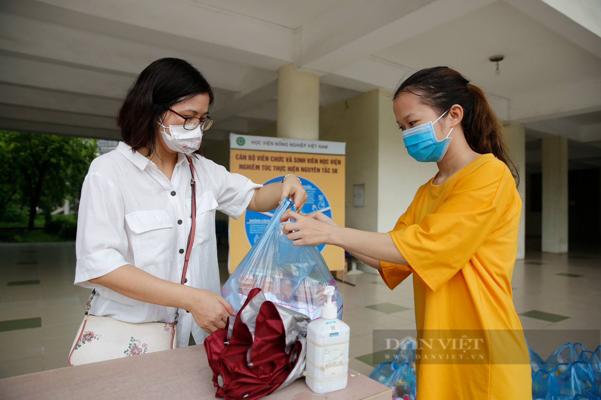 Báo NTNN/Dân Việt trao tặng hàng nghìn suất quà tới sinh viên và người lao động mắc kẹt tại Hà Nội - Ảnh 6.