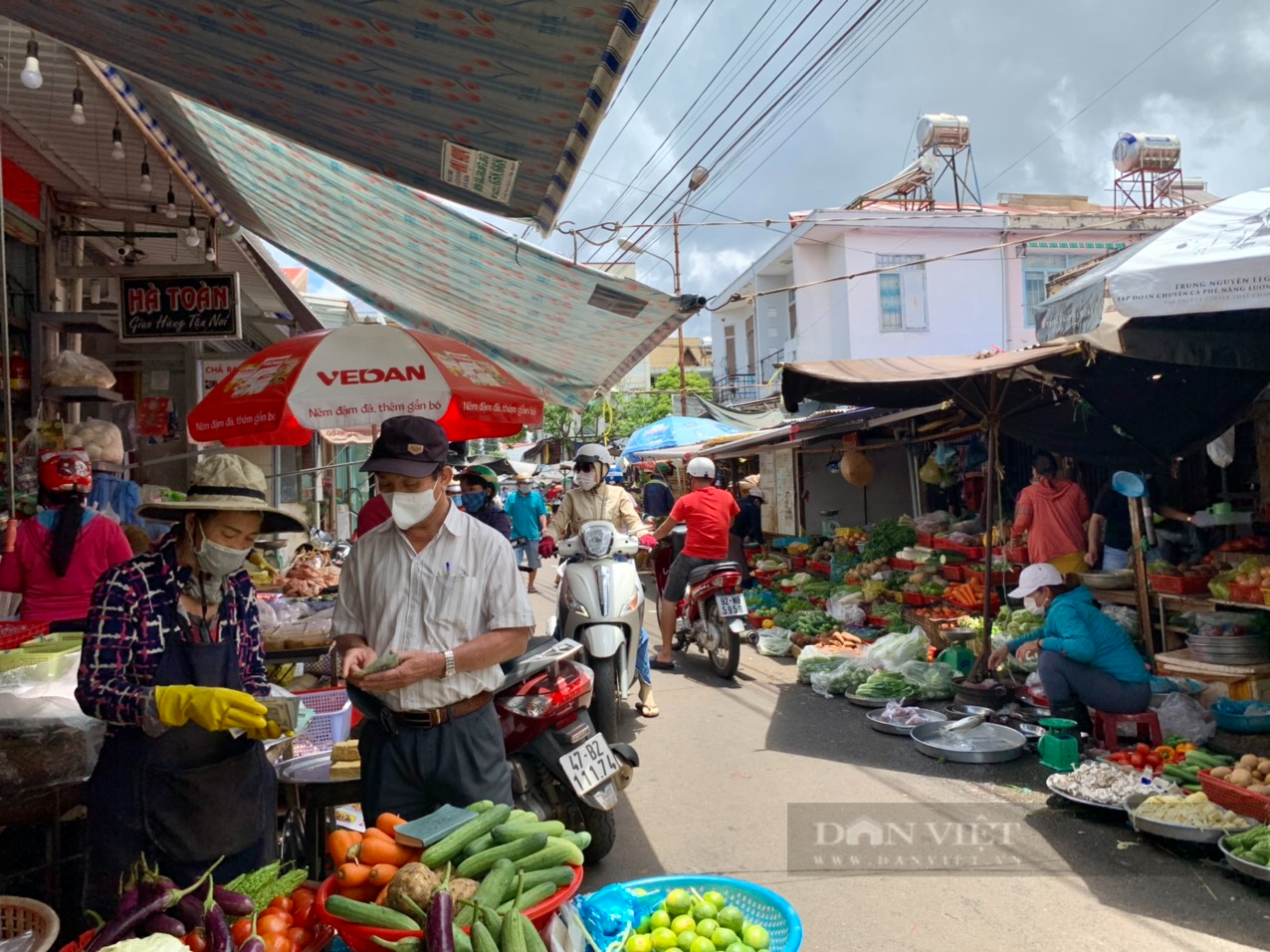 Đắk Lắk: Người dân lại tập trung đông mua hàng hóa trước giờ giãn cách xã hội   - Ảnh 3.